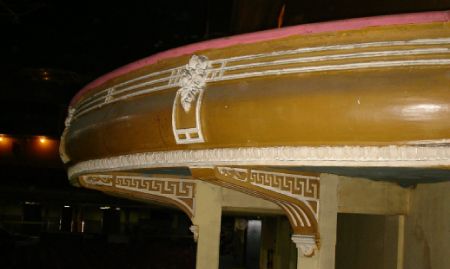 Detalles de palcos laterales‚ columnas y ménsulas decoradas con yeso‚ y plafón en yesería‚ tipo rosetón o florón de hoja de acanto.