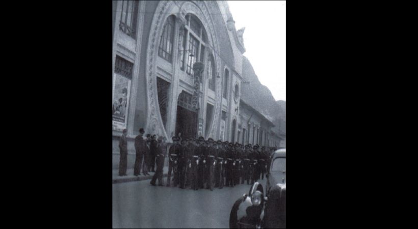 Desfile frente al Faenza, 1930 (foto: CD-ROM Bogotá, instante, memoria, espacio; Instituto Distrital de Cultura y Turismo)