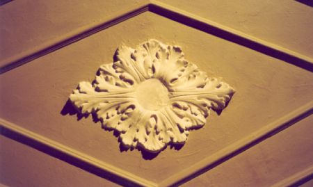Detalles de palcos laterales‚ columnas y ménsulas decoradas con yeso‚ y plafón en yesería‚ tipo rosetón o florón de hoja de acanto