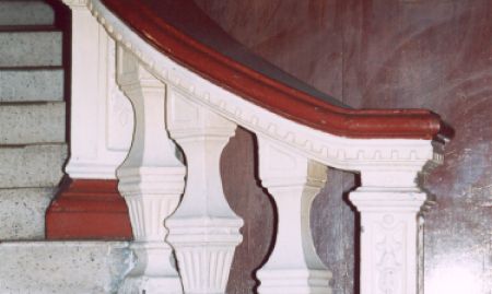 Detalles de barandas y pasamanos de escaleras, primer piso; ornamentos de cemento fundido.